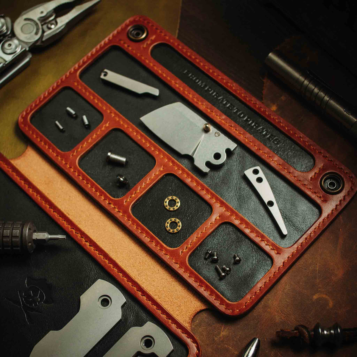 http://pirategoods.shop/cdn/shop/products/shipyard-knife-maintenance-workspace-in-caramel-black-462106_1200x1200.jpg?v=1695989142